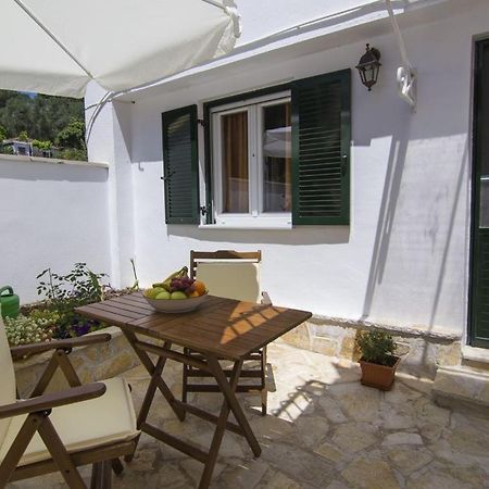 Yannis Nest Apartment Lákka Екстериор снимка
