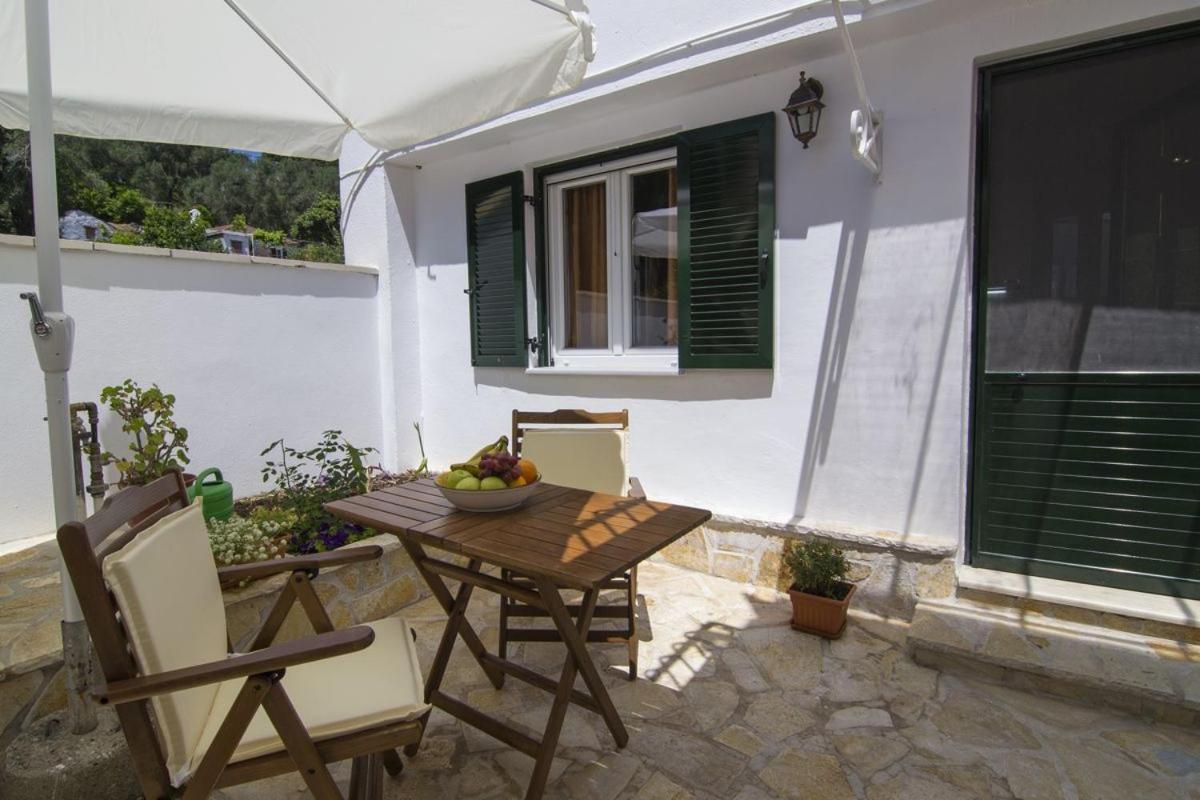 Yannis Nest Apartment Lákka Екстериор снимка
