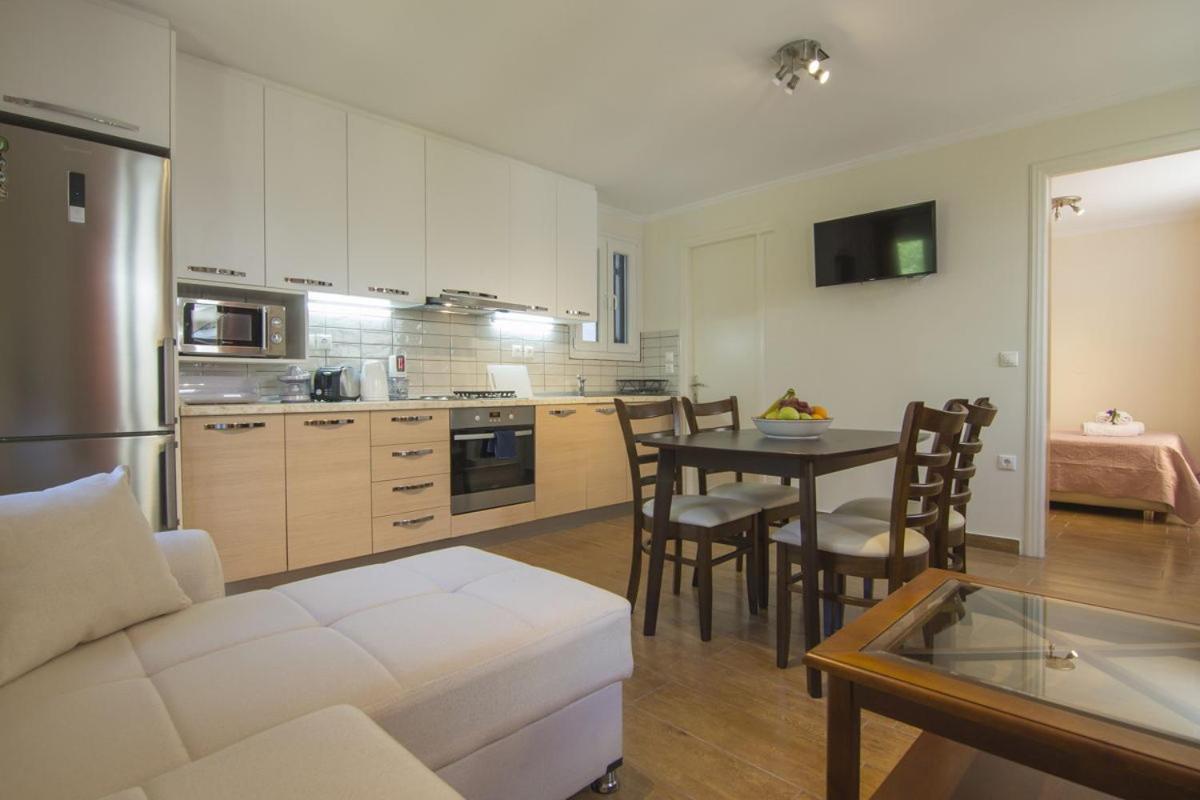 Yannis Nest Apartment Lákka Екстериор снимка